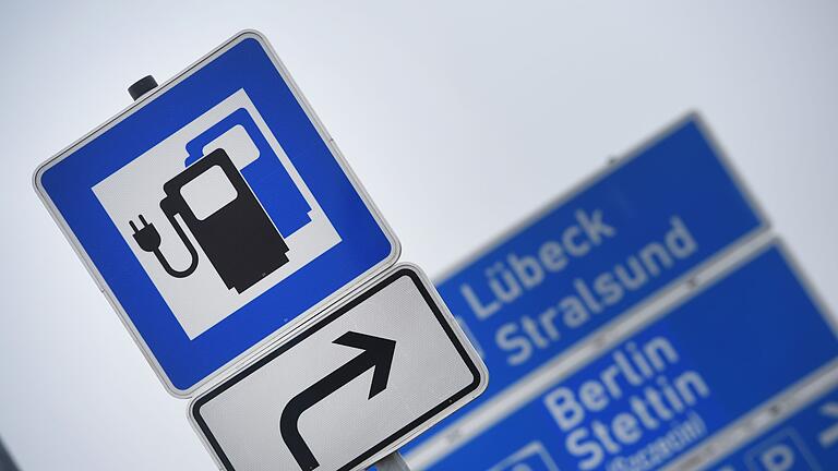 Schnellladestation an der Autobahn.jpeg       -  Momentan wird der Einsatz von Ammoniak vor allen in der Schifffahrt erprobt. Ob es bald auch Ammoniak-Tankstellen für Pkw geben wird, bleibt abzuwarten.