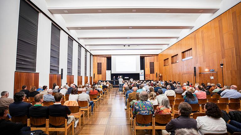 In der Stadthalle fand am 19. September eine öffentliche Informationsveranstaltung mit anschließender Diskussionsrunde über den Dauerbrenner Maxbrücke statt. Veranstaltet wurde der Abend vom Handelsverband, der IHK und der Kreishandwerkerschaft.