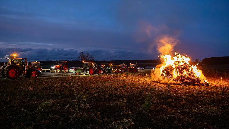 Mit Mahnfeuern machten unterfränkische Bauern Anfang Januar 2024 auf ihre Lage aufmerksam. Auch bei Essleben, an der B19 wurde für mehr Wertschätzung und gegen weitere finanzielle Belastung protestiert.