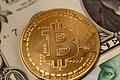 Bitcoin und Fiatgeld       -  Der Bitcoin hat seit seinem Allzeithoch zum Amtsantritt von US-Präsident Donald Trump rund 28 Prozent an Wert in US-Dollar verloren.