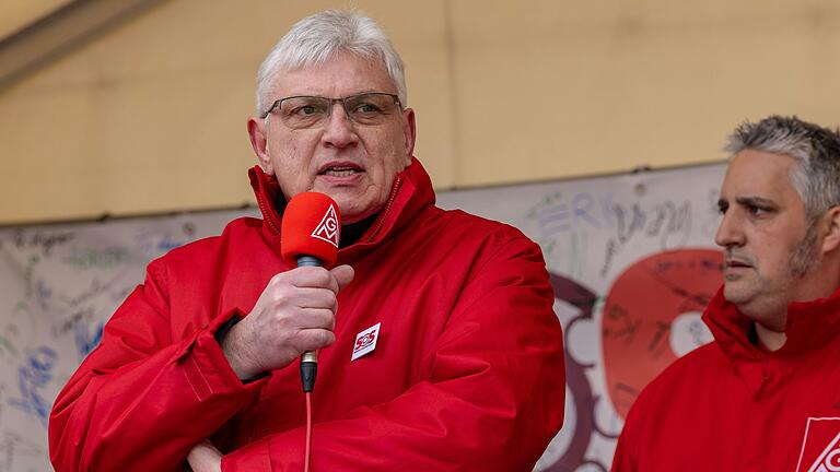 Norbert Völkl lobt die Gespräche im Vorfeld der Vereinbarung als konstruktiv und verständnisvoll. Das Bild zeigt den SKF-Betriebsratschef bei einer Kundgebung der IG Metall im vergangenen Jahr. Norbert Völkl lobt die Gespräche im Vorfeld der Vereinbarung als konstruktiv und verständnisvoll. Das Bild zeigt den SKF-Betriebsratschef bei einer Kundgebung der IG Metall im vergangenen Jahr.