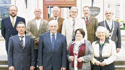 Mit Dank und Anerkennung würdigte Bürgermeister Bruno Altrichter (rechts) die Leistung der ausscheidenden Stadtratsmitglieder. Vorne von links: Bernhard Peschke, Josef Kehl, Giesela Sendner und Gitta Biedermann, hintere Reihe: Wolfgang Poppe, Gerd-Ludwig Borst, Elmar Büchs, Gottfried Christ und Josef Rieken. Mit Dank und Anerkennung würdigte Bürgermeister Bruno Altrichter (rechts) die Leistung der ausscheidenden Stadtratsmitglieder. Vorne von links: Bernhard Peschke, Josef Kehl, Giesela Sendner und Gitta Biedermann, hintere Reihe: Wolfgang Poppe, Gerd-Ludwig Borst, Elmar Büchs, Gottfried Christ und Josef Rieken.