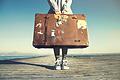 young woman ready to travel with her suitcase       -  Der Urlaub kann beginnen: Wer im Ausland entspannt mit Geld umgehen möchte, sollte vorab am besten einige Fragen klären.