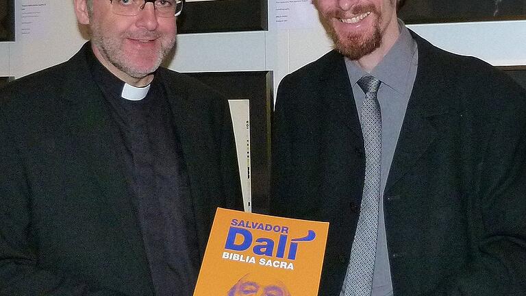 Domkapitular Norbert Jung (links) und der Museumsleiter Holger Kempkens präsentieren die Dalí-Werke.
