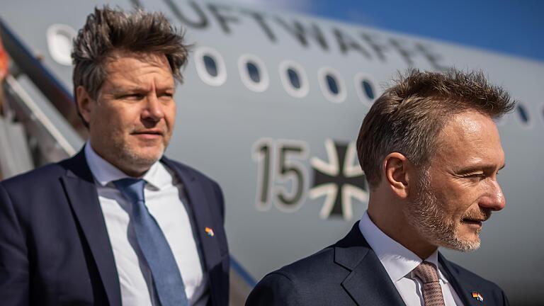 Stürmische Zeiten: Die Minister Robert Habeck (Wirtschaft) und Christian Lindner (Finanzen) im März 2023 auf dem Flughafen in Rotterdam. Stürmische Zeiten: Die Minister Robert Habeck (Wirtschaft) und Christian Lindner (Finanzen) im März 2023 auf dem Flughafen in Rotterdam.