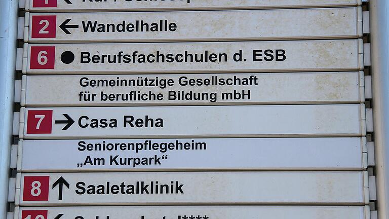 Ein Relikt aus der Vergangenheit, dieses Hinweisschild im Kurgebiet von Bad Neustadt. Zumindest, was die 'Casa Reha' betrifft. Ein Relikt aus der Vergangenheit, dieses Hinweisschild im Kurgebiet von Bad Neustadt. Zumindest, was die 'Casa Reha' betrifft. 