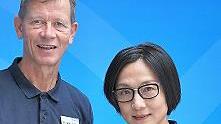 Chefartzt Dr. Kai Dreßler überreichte Dr. Muhan Huang einen Blumenstrauß.       -  Chefartzt Dr. Kai Dreßler überreichte Dr. Muhan Huang einen Blumenstrauß.