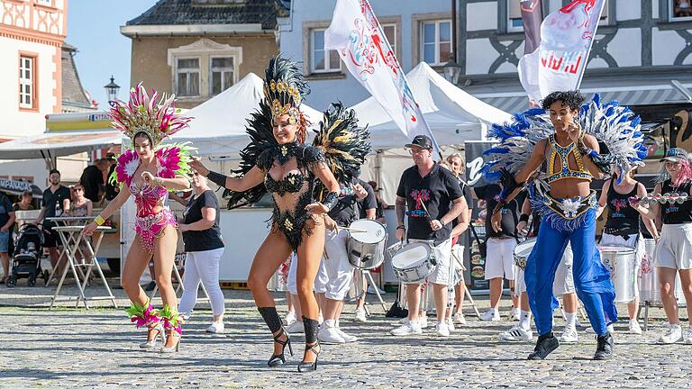 Die Samba-Truppe 'Bateria Caliente' begeisterte beim Gerolzhöfer Stadtfest die Besucherinnen und Besucher. Die Samba-Truppe 'Bateria Caliente' begeisterte beim Gerolzhöfer Stadtfest die Besucherinnen und Besucher.