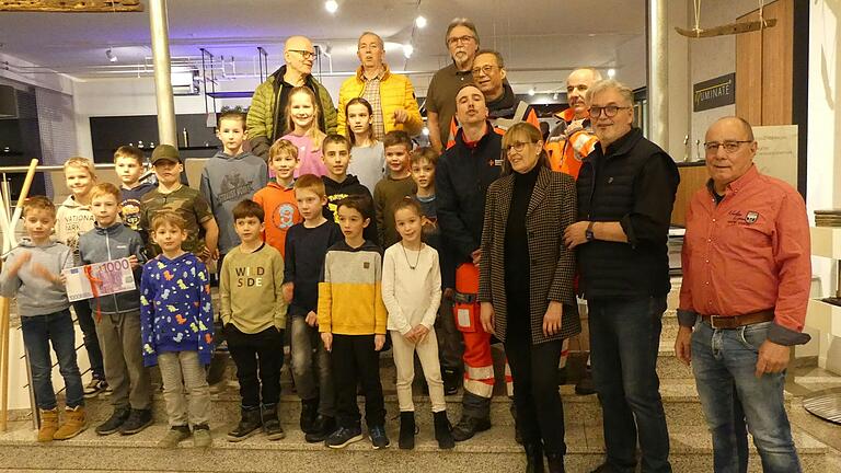 Die Kinder aus Schwanfeld gemeinsam mit den Opas, die sie beim Bau der Krippe unterstützt haben.
