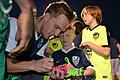 Begehrte Autogramme: Beim amerikanischen Klub FC Med City Rochester war Thilo Wilke stets von Fans umlagert. In der Halbprofi-Liga kickte er auch schon mal vor 5000 bis 6000 Zuschauern. privat       -  Begehrte Autogramme: Beim amerikanischen Klub FC Med City Rochester war Thilo Wilke stets von Fans umlagert. In der Halbprofi-Liga kickte er auch schon mal vor 5000 bis 6000 Zuschauern. privat