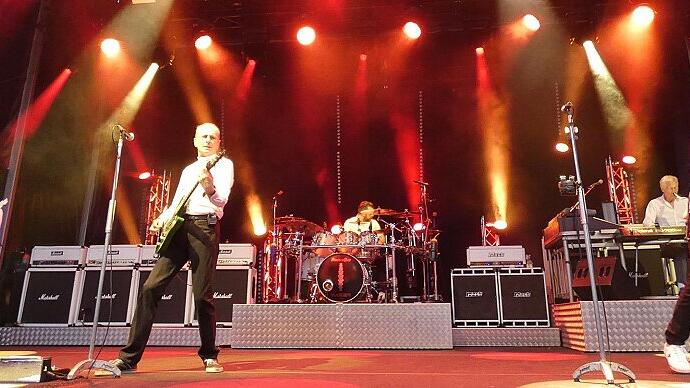 Ein furioser Auftakt des diesjährigen „Rösler Open-Air“ auf Schloss Eyrichshof: Vor der malerischen Kulisse des Schlosses gab sich die Rocklegende „Status Quo“ musikalisch die Ehre und begeisterte im Schlosshof die vielen Besucher. Ein furioser Auftakt des diesjährigen „Rösler Open-Air“ auf Schloss Eyrichshof: Vor der malerischen Kulisse des Schlosses gab sich die Rocklegende „Status Quo“ musikalisch die Ehre und begeisterte im Schlosshof die vielen Besucher.
