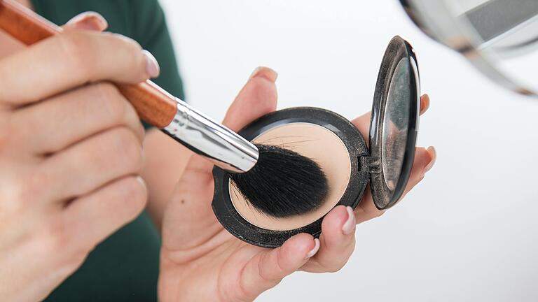 Weil er ein paar Make-up-Tester für seine Freundin klaute, hätte ein 42-Jähriger fast ins Gefängnis gemusst. Weil er ein paar Make-up-Tester für seine Freundin klaute, hätte ein 42-Jähriger fast ins Gefängnis gemusst.