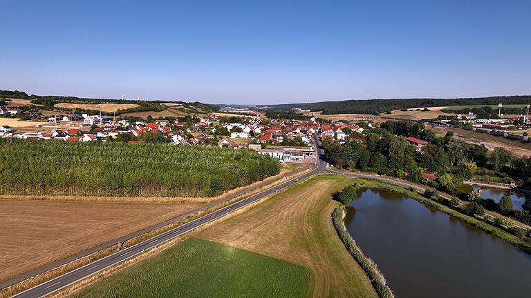 Anflug auf Geiselwind: Rechts hinten liegt der Autohof Strohofer, in der Mitte am Horizont die Neuansiedlung von Puma. Anflug auf Geiselwind: Rechts hinten liegt der Autohof Strohofer, in der Mitte am Horizont die Neuansiedlung von Puma.