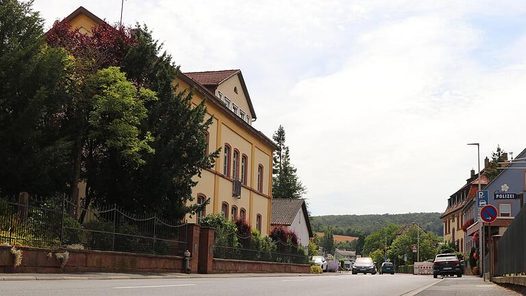 Die Würzburger Straße in Marktheidenfeld wird ab dem 25. September bis voraussichtlich Juli 2024 für den Verkehr gesperrt. Die Würzburger Straße in Marktheidenfeld wird ab dem 25. September bis voraussichtlich Juli 2024 für den Verkehr gesperrt.
