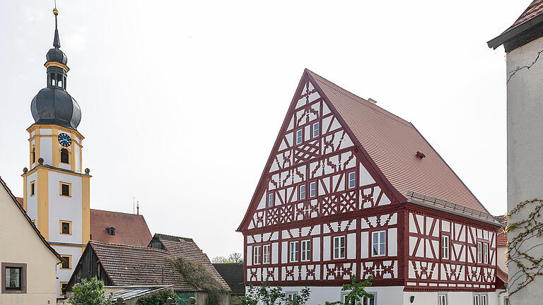 Neues Leben für ehemaliges Gerichtsgebäude: Die junge Familie Weber hat das ehemalige Ründenhäuser Gerichtsgebäude in der Ortsmitte gekauft und restauriert. Sarah Weber-Lang und Martin Weber sind Archäologen, wohnten zuletzt in Tübingen und sind wegen der Arbeit in den Landkreis gezogen. Sie haben ein altes Haus gesucht und wurden in Rüdenhausen fündig. Seit Ende des vergangenen Jahres leben sie mit ihren Kindern Jasper und Nils in ihrem Traumhaus.