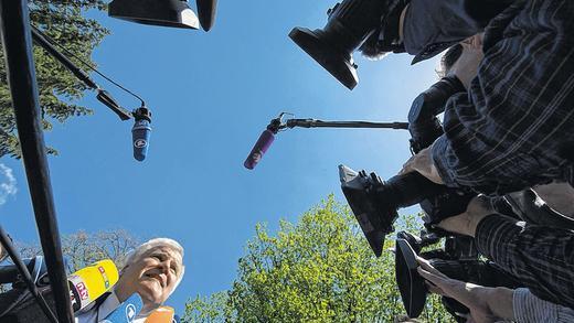 Blauer Himmel über Andechs: Doch die Vertreter der Presse richteten ihr Augenmerk auf die unionsinternen Dissonanzen über den richtigen Europakurs. Ministerpräsident Horst Seehofer begegnet der Kritik aus der CDU demonstrativ gelassen.