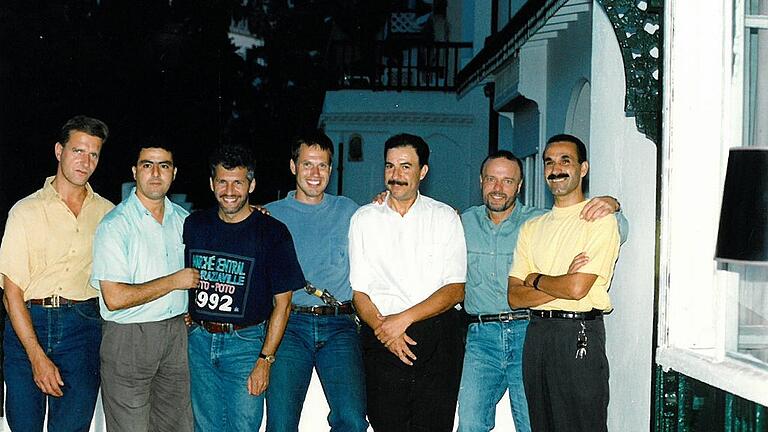 Schirmer (Dritter von links) mit drei weiteren Personenschützern, zwei Fahrern und einem Dolmetscher in Algerien.