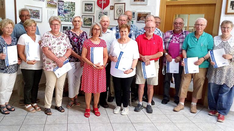 Auf dem Foto die Geehrten mit Erwin Fick, Zita Stumpf, Erhard Mahaleth, Maria Vorndran, Brigitte Hugo, Rita Schrenk, Regina Behrendt, Karl-Heinz Göpfert, Konrad Schrenk, Rudolf Wappes, Margarete Zirngibl, Bernd Büttner, Josef Maisch, Karl-Heinz Reuß, Willi Schellenberger, Otwin Wilfer, Antonie Lamm.