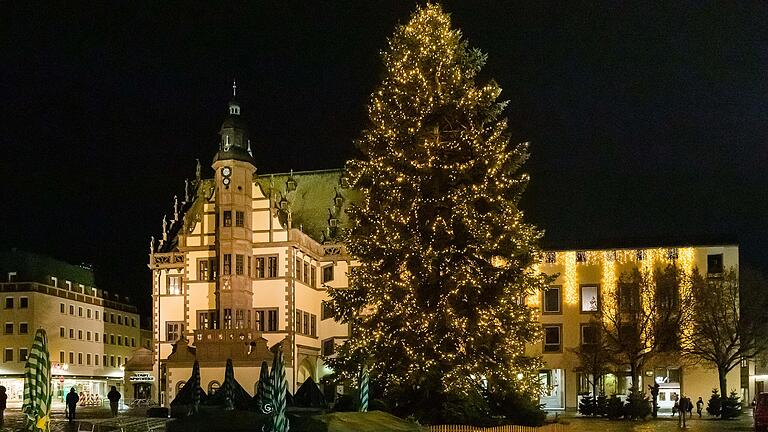 Vor der festlichen Kulisse des historischen Rathauses findet vom 24. November bis 23. Dezember der Weihnachtsmarkt in Schweinfurt statt. Die Besucher erwartet ein breites Angebot, darunter viel Neues und Kreatives. Die Aufnahme entstand 2021, als der Weihnachtsmarkt coronabedingt abgesagt wurde. Vor der festlichen Kulisse des historischen Rathauses findet vom 24. November bis 23. Dezember der Weihnachtsmarkt in Schweinfurt statt. Die Besucher erwartet ein breites Angebot, darunter viel Neues und Kreatives. Die Aufnahme entstand 2021, als der Weihnachtsmarkt coronabedingt abgesagt wurde.