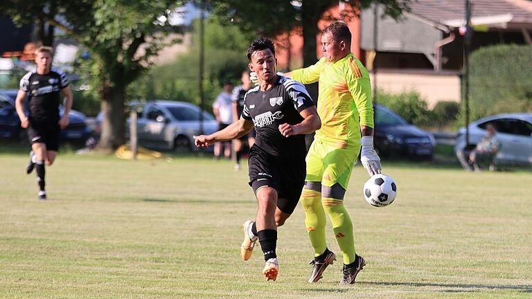 Der Schonunger Marcel Holzheimer (links) umkurvt Stadtlauringens Schlussmann Marius Hummel und stellt auf 2:0.&nbsp;