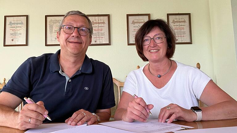 Kommunalbetreuer Frank Schneider und Bürgermeisterin Agnes Engelhardt beim Unterzeichnen des Konzessionsvertrags. Kommunalbetreuer Frank Schneider und Bürgermeisterin Agnes Engelhardt beim Unterzeichnen des Konzessionsvertrags.