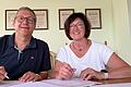 Kommunalbetreuer Frank Schneider und Bürgermeisterin Agnes Engelhardt beim Unterzeichnen des Konzessionsvertrags.