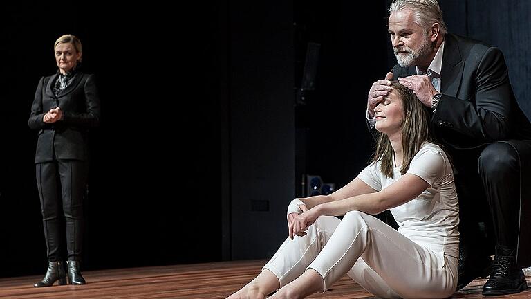 Zum Ende der Spielzeit 2018/19 kommt das Deutsche Nationaltheater Weimar mit „Nathan der Weise“ ins Schweinfurter Theater. Zum Ende der Spielzeit 2018/19 kommt das Deutsche Nationaltheater Weimar mit „Nathan der Weise“ ins Schweinfurter Theater.