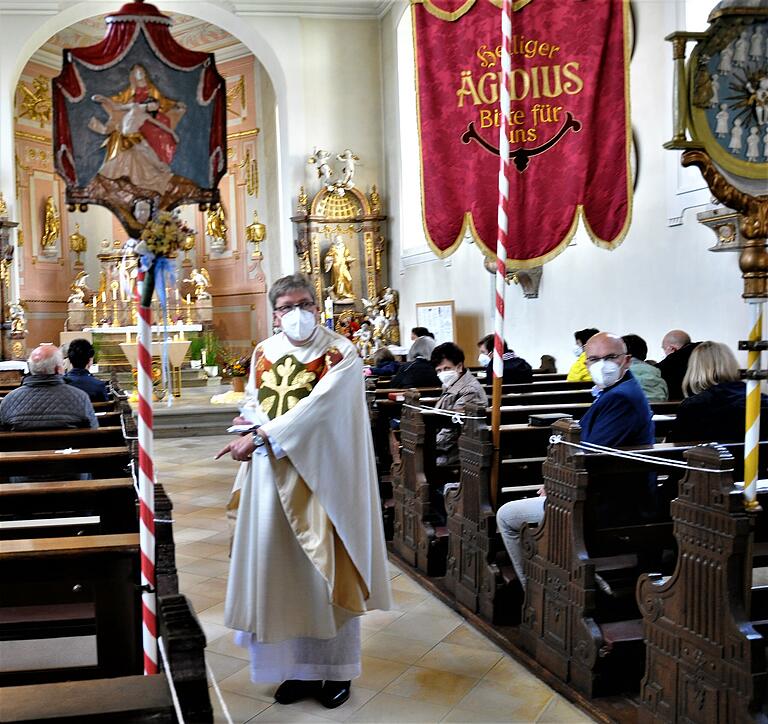 Betätigt sich als 'Platzanweiser': Pfarrer Thomas Amrehn vor dem Festgottesdienst, der aufgrund der widrigen Witterung kurzfristig in die St. Aegidius-Kirche verlegt wurde. Geplant war der Gottesdienst eigentlich im Umfeld der Kirche. Betätigt sich als 'Platzanweiser': Pfarrer Thomas Amrehn vor dem Festgottesdienst, der aufgrund der widrigen Witterung kurzfristig in die St. Aegidius-Kirche verlegt wurde. Geplant war der Gottesdienst eigentlich im Umfeld der Kirche.