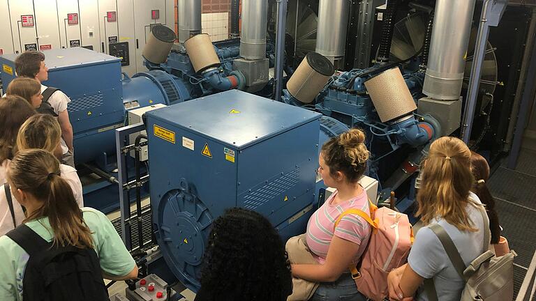 Im technischen Herzstück des LEO die Dieselmotoren für die Notstromversorgung des Krankenhauses und seine Operationssäle. Im technischen Herzstück des LEO die Dieselmotoren für die Notstromversorgung des Krankenhauses und seine Operationssäle.