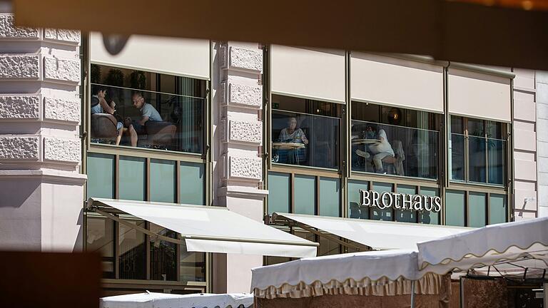 Das 'Brothaus' am Marktplatz in Würzburg hat an Ostersonntag und Ostermontag geöffnet. Das 'Brothaus' am Marktplatz in Würzburg hat an Ostersonntag und Ostermontag geöffnet.