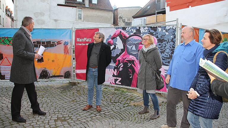 Kunst am Bauzaun: Sieben Kitzinger Schulen haben sich an der Verschönerung einer Baulücke in der Innenstadt beteiligt. Am Mittwoch wurden Zaun und Kunstwerke vorgestellt. Im Bild von links: Oberbürgermeister Siegfried Müller, Mit-Investor Jürgen Hertel und die Lehrer Claudia Stürmer (St. Martin-Schule), Matthias Bilz (Realschule) und Ulrike Scheuernstuhl (Grundschule Kitzinger Siedlung). Kunst am Bauzaun: Sieben Kitzinger Schulen haben sich an der Verschönerung einer Baulücke in der Innenstadt beteiligt. Am Mittwoch wurden Zaun und Kunstwerke vorgestellt. Im Bild von links: Oberbürgermeister Siegfried Müller, Mit-Investor Jürgen Hertel und die Lehrer Claudia Stürmer (St. Martin-Schule), Matthias Bilz (Realschule) und Ulrike Scheuernstuhl (Grundschule Kitzinger Siedlung).