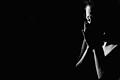 Woman in shadows crying on black       -  Vor allem Frauen sind häufig Zielscheibe von häuslicher Gewalt.