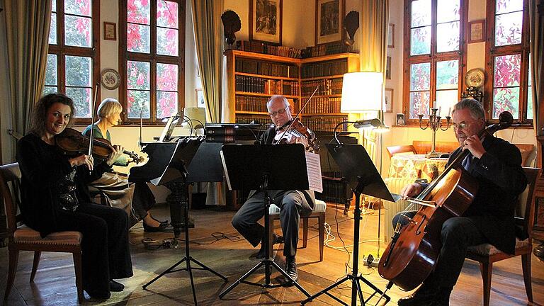 Das &bdquo;K.u.K. Klavierquartett Bad Königshofen&rdquo; gehört ebenso zur Tradition des Serenadenkonzertes am 3. Oktober im Schloss Friesenhausen, wie der &bdquo;Grüne Veltliner&rdquo; in der Pause.