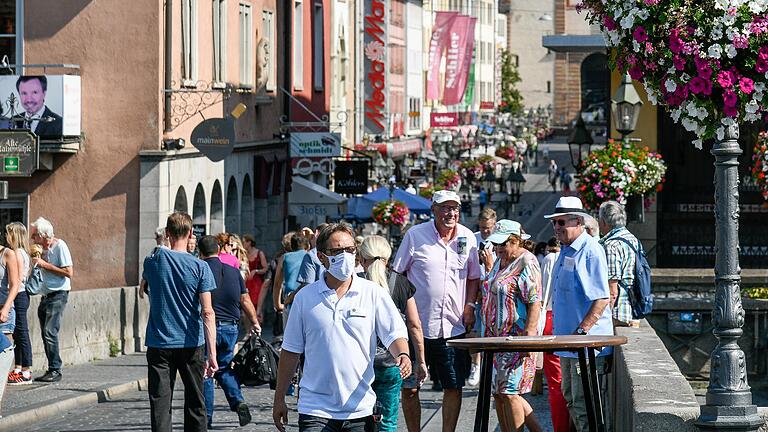Hohe Infektionszahlen, Kontaktbeschränkung und Alkoholverbot: Das Alltagsleben in Würzburg hat sich in den vergangen Tagen verändert. Hohe Infektionszahlen, Kontaktbeschränkung und Alkoholverbot: Das Alltagsleben in Würzburg hat sich in den vergangen Tagen verändert.