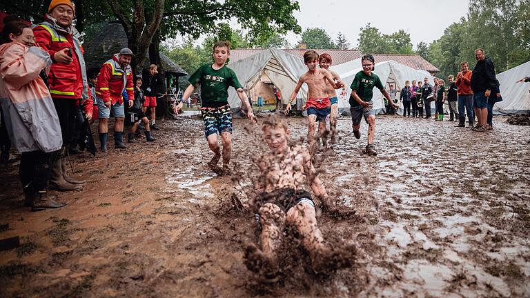 Wie auch auf dem Metal-Festival 'Wacken Open Air' trübt der Schlamm nicht die Stimmung. Ganz im Gegenteil. Wie auch auf dem Metal-Festival 'Wacken Open Air' trübt der Schlamm nicht die Stimmung. Ganz im Gegenteil.