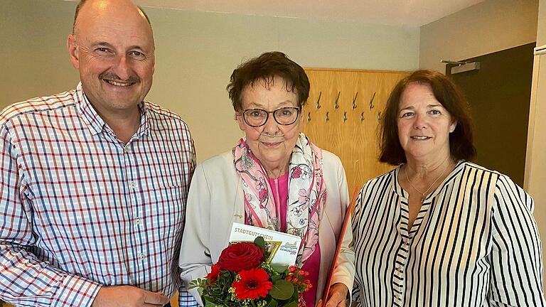 60 Jahre Mitgliedschaft in der SPD: Heide Fischer (Mitte), mit SPD-Bezirksvorsitzenden MdB Bernd Rützel und Vorsitzender Monika Poracky (von links).