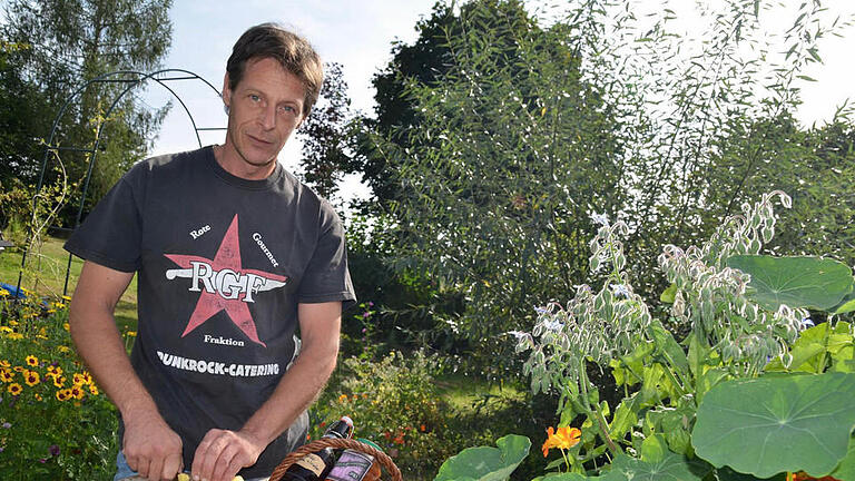 Martin Hartmann kocht gerne unkonventionell. Hier steht er im Garten von Sabine Sterker an einem Hochbeet, in dem neben Erdbeeren auch Kapuzinerkresse und Boretsch, im Volksmund auch Gurkenkraut genannt, gedeihen. Foto: Kathrin Kupka-Hahn       -  Martin Hartmann kocht gerne unkonventionell. Hier steht er im Garten von Sabine Sterker an einem Hochbeet, in dem neben Erdbeeren auch Kapuzinerkresse und Boretsch, im Volksmund auch Gurkenkraut genannt, gedeihen. Foto: Kathrin Kupka-Hahn