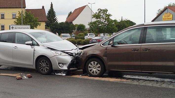 Unfall in Hofheim: 67-jähriger Mann leicht verletzt       -  Zu einem Verkehrsunfall in der Rügheimer Straße in Hofheim kam es am Mittwochnachmittag. Wie die Polizeiinspektion Haßfurt mitteilt, befuhr eine 64-Jährige mit ihrem VW Sharan die Rügheimer Straße in Hofheim stadteinwärts und wollte nach links in die Industriestraße abbiegen. Zu diesem Zeitpunkt kam ihr laut Polizeibericht ein 67-Jähriger mit seinem Toyota Verso entgegen. Da die VW-Fahrerin die Entfernung des Toyota falsch einschätzte, kam es zum Zusammenstoß, bei dem sich der 67-jährige Fahrer leicht verletzte. Wie die Polizei weiterhin mitteilt, entstand an den beiden Fahrzeugen ein Schaden in Höhe von 8000 Euro. (jre)