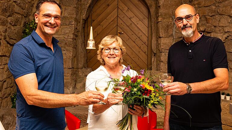 Die Geschäftsführer Dieter Seufert (links) und Georg Möhring verabschiedeten Margrit Härder 47 Jahre nach ihrem Ausbildungsbeginn in die Rente. Ganz ohne Brillen und Kunden kann die Augenoptikerin aber doch nicht. Sie bleibt der Firma Wollbach auch in Zukunft noch an bestimmten Tagen erhalten.