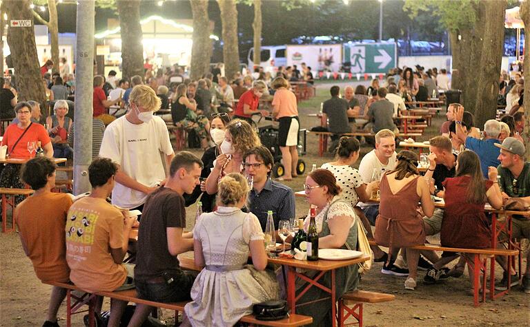 Blick auf den Festplatz beim Volkacher Weingarten.