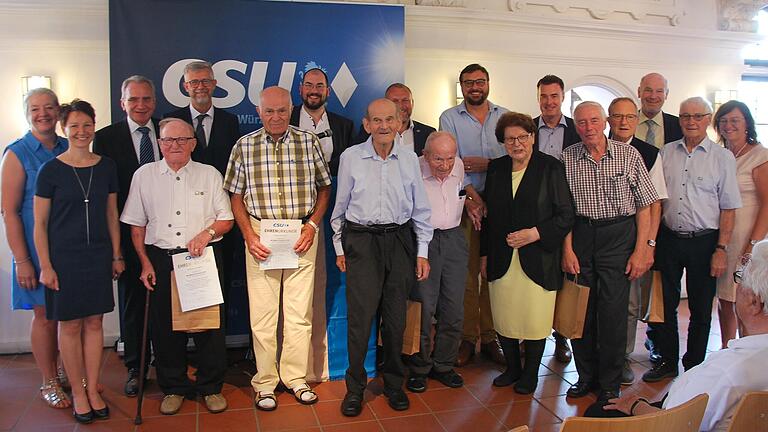 Ehre, wem Ehre gebührt: Die für 60 Jahre Mitgliedschaft in der CSU Geehrten im Gruppenbild mit der Parteiprominenz.