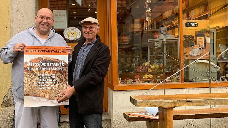 Bäckermeister Andreas Rother (links) und der Initiator der Benefizaktion, Thomas Reuter, vor der Bäckerei Fuchs in der Alten Brückenstraße in Winterhausen.&nbsp;