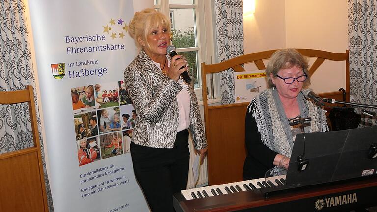 Andrea Tiessen-Lehmann (links) und Petra Schlosser untermalten den Dankeschön-Abend musikalisch. Andrea Tiessen-Lehmann (links) und Petra Schlosser untermalten den Dankeschön-Abend musikalisch.