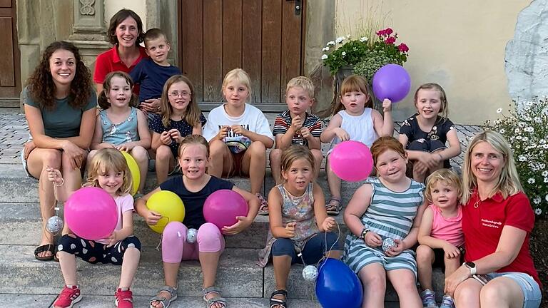 Auf dem Foto Antonia Link, Katharina Herbert, die Ferienprogrammkinder sowie Claudia Guck.