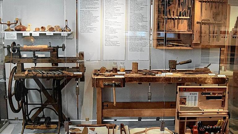 Um &bdquo;Kunsthandwerk aus Holz im Spessart&ldquo; dreht sich die neue Sonderausstellung im Spessartmuseum, die am Mittwoch eröffnet wurde. Unser Bild zeigt historisches Werkzeug und einen moderner Werkzeugkasten (unten rechts).