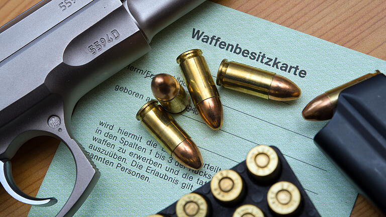 In Bad Königshofen hat ein Mann in seinem Wohnhaus Sprengstoff und diverse Waffen gesammelt, für die er keine Erlaubnis hatte (Symbolbild).