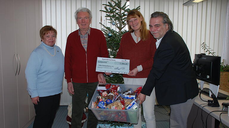 Freude unter dem Weihnachtsbaum: Zusätzlich zum Scheck über 5000 Euro gab es eine ganze Kiste mit Weihnachtsleckereien (von links): Tafel-Vorsitzende Traudl Baier, Kassier Klaus Hammer, Sandra Knaus (Helmut Knaus KG Campingparks) und Prokurist Oliver Krämer.