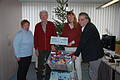 Freude unter dem Weihnachtsbaum: Zusätzlich zum Scheck über 5000 Euro gab es eine ganze Kiste mit Weihnachtsleckereien (von links): Tafel-Vorsitzende Traudl Baier, Kassier Klaus Hammer, Sandra Knaus (Helmut Knaus KG Campingparks) und Prokurist Oliver Krämer.