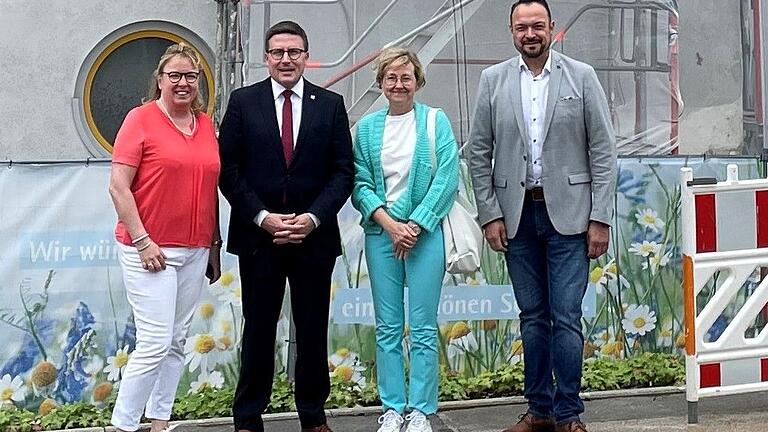 Regionaldirektorin Swantje Popp (von links), Landrat Christoph Schauder, Amtsleiterin Nicole Schwarz (Amt für Pflege und Versorgung beim Landratsamt) und Hausdirektor Sebastian Landwehr besichtigen den Neubau und den im Umbau befindlichen Gebäudeteil des Eduard-Mörike-Hauses in Bad Mergentheim.