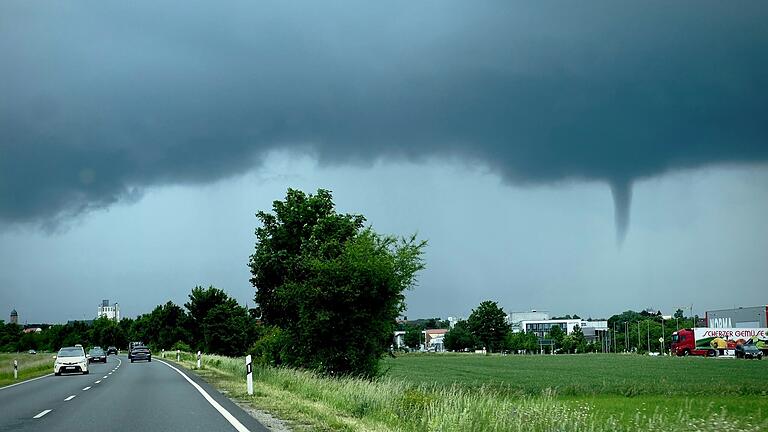 Ein Beispiel von vielen in Unterfranken: Auf dem Rückweg von Schweinfurt sahen Jochen und Julian Fehlbaum am Freitag gegen 13.30 Uhr den sich entwickelnden Tornado über Gerolzhofen. Ein Beispiel von vielen in Unterfranken: Auf dem Rückweg von Schweinfurt sahen Jochen und Julian Fehlbaum am Freitag gegen 13.30 Uhr den sich entwickelnden Tornado über Gerolzhofen.